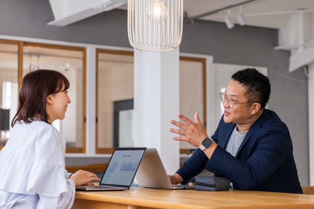 男性に相談をする女性